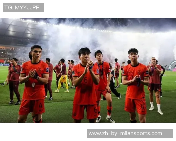 足球摔奖杯事件引发热议球迷与专家对运动员行为展开激烈讨论